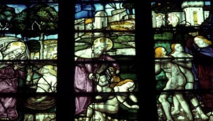 Fenster, das Adam und Eva, die Erschaffung und die Vertreibung darstellt